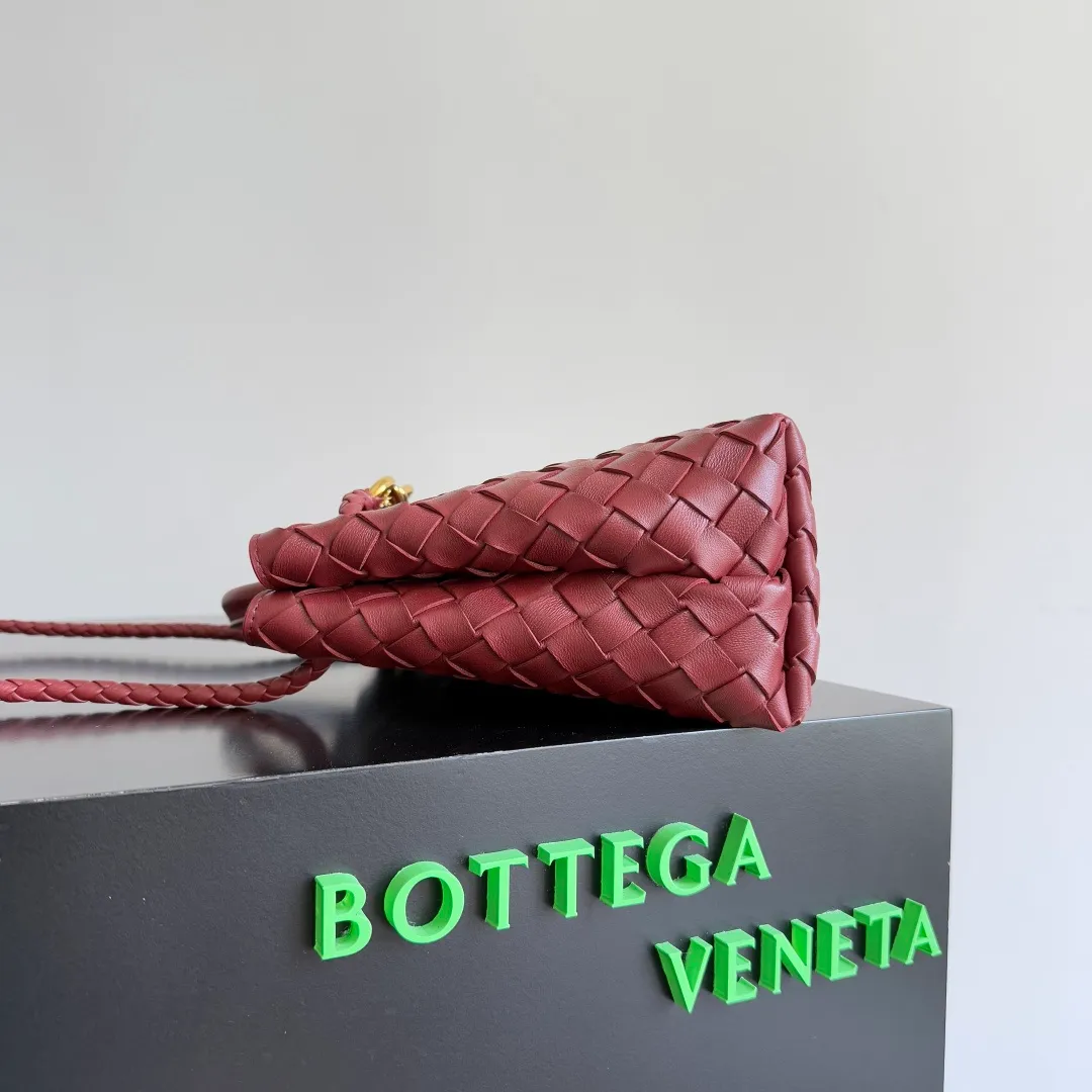 The 2023 new Andiamo batch of 1860 BV has been shipped‼ ️Really popular🔥The new Andiamo woven handbag launched by Bottega Veneta this season is really popular all over the world! ! Celebrities at home and abroad have worn it, and Oscar-winning actress Michelle Yeoh has taken it out on the street. Song Jia, Trai Yara, Yu Feihong, Sanji Ayaka, Rosie Hunting-Whiteley, Yoshioka Riho, etc. have all picked up this bag. It is classic and versatile, showing off its temperament, and the bag capacity is also large, which is very convenient for daily commuting! ! A variety of carrying methods, the shoulder straps can be adjusted by yourself, the original lambskin feels soft and delicate, and the unisex style breaks gender boundaries and brings a more practical and longer-lasting use experience. Andiamo, which has both elegant and casual styles, perfectly interprets the true appearance of "fashionable old money style". Style number: 743568 Size: 25*22*10.5cm